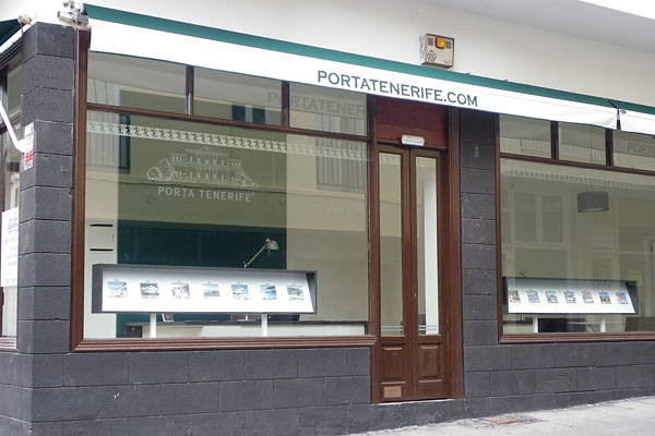 Schaukästen für Immobilien im neuen Shop von Porta Tenerife