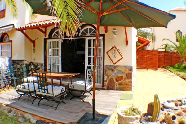 Schöne Terrasse vor dem Haus