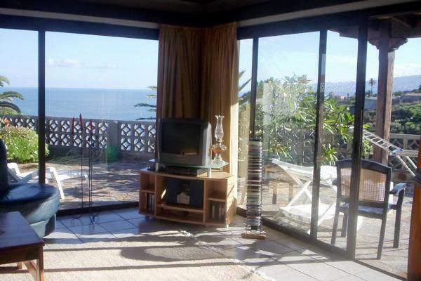 Wohnzimmer mit Panoramablick auf das Meer