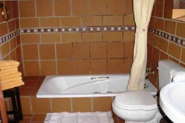 Eines der rustikalen Badezimmer der Appartements