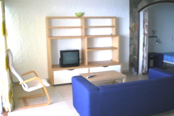 Wohnzimmer und Durchgang zum Schlafzimmer