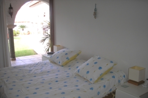Schlafzimmer mit Blick in den Garten