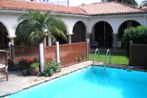 Ansicht vom Haus mit Garten und Pool