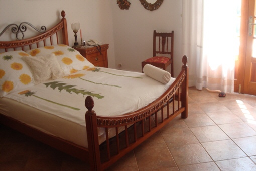 Schlafzimmer mit Zugang zur Terrasse