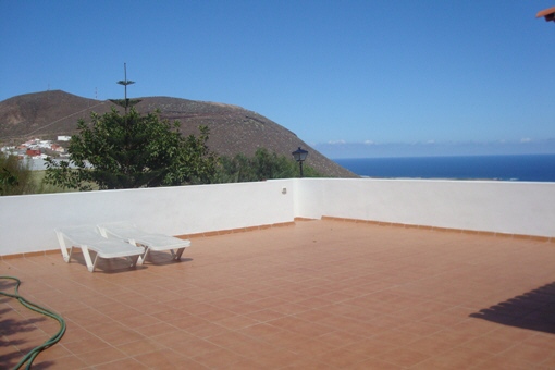 Große Terrasse mit Panoramablick auf Berge und Meer