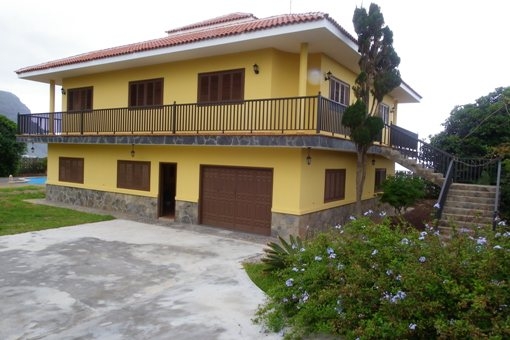 Die Villa mit umlaufendem Balkon in der Totalen