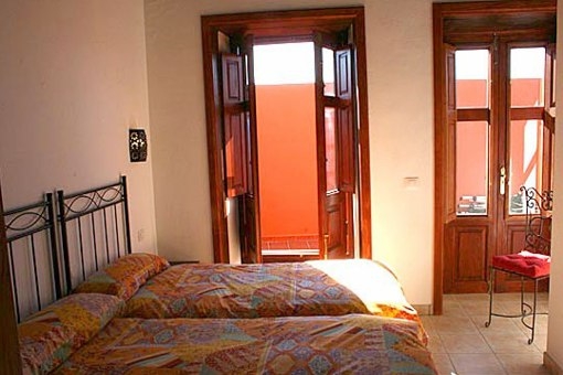 Gemütliches Schlafzimmer mit Ausgang auf die Terrasse