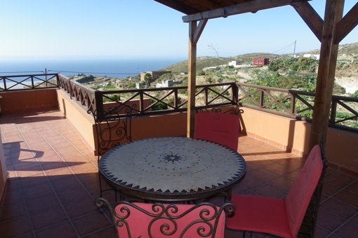 Teilüberdachte Terrasse mit Weitblick
