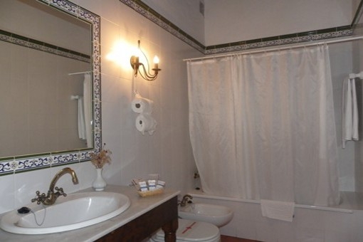 Hell gestaltetes Badezimmer mit Badewanne