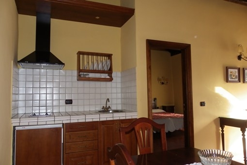 Gästeappartement mit moderner Küche und angrenzendem Schlafzimmer
