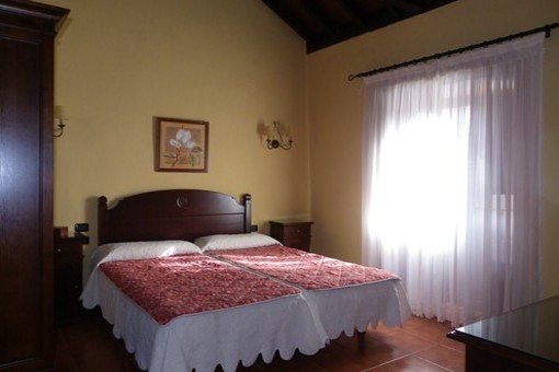 Schlafzimmer mit schöner Holzbalkendecke