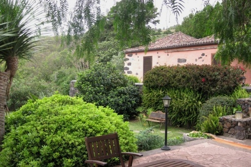 Teilansicht der Finca mit Park und Nebengebäuden