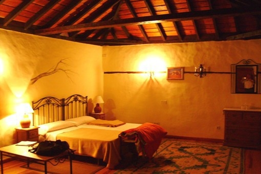 Großzügiges Schlafzimmer mit schöner Holzbalkendecke