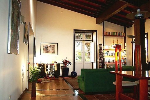 Großzügiges Wohnzimmer mit Harmonie aus Tradition und Moderne