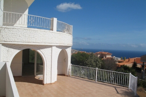 Großzügige Terrassen mit Meerblick