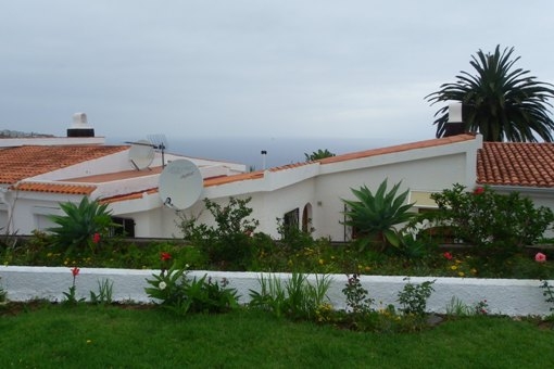 Blick vom Garten bis zum Meer