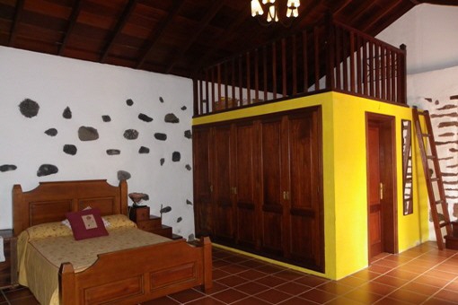 Geräumiges Schlafzimmer mit ensuite-Bad