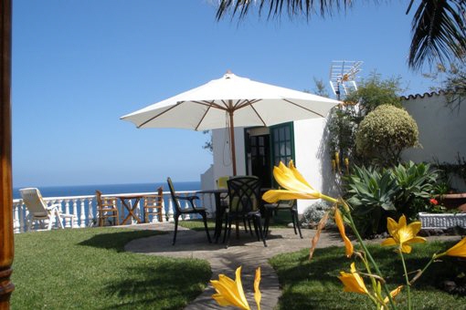 Wunderbarer Blick von der Terrasse zum Meer und Gartenhaus