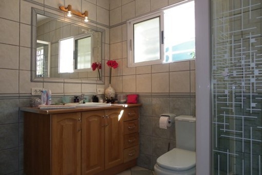 Einladendes Badezimmer mit Dusche