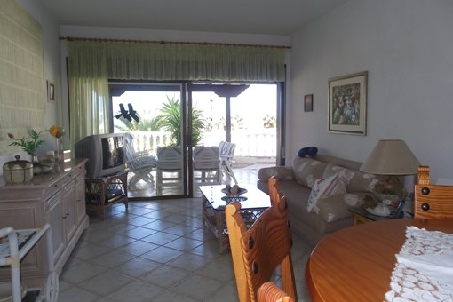 Helles Wohnzimmer mit großen Glasschiebetüren zur Terrasse