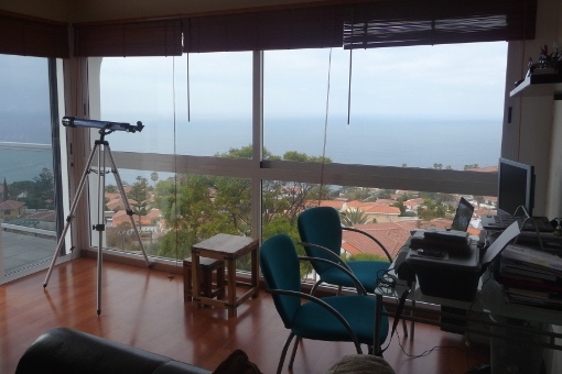 Traumhafter Meerblick durch die Panoramafenster im Wohnzimmer