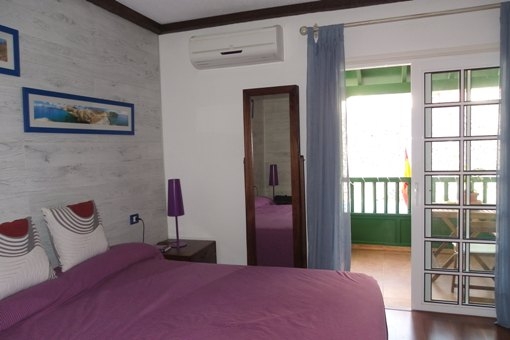 Großes Schlafzimmer mit Balkon und Klimaanlage
