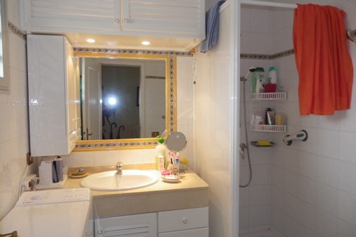 Badezimmer mit Dusche