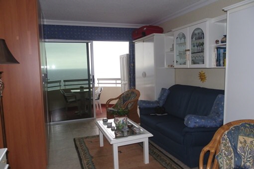 Wohnzimmer mit Panoramaausblick und Schrankbetten