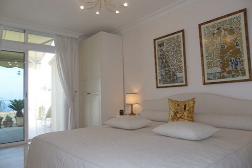 Schlafzimmer mit Marmorboden und Meerblick