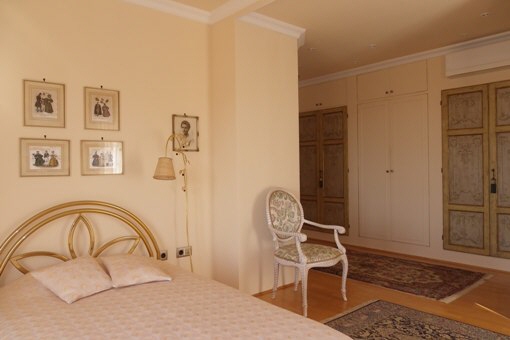 Schlafzimmer mit edlen Einbauschränken