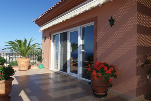 Teilansicht der großen Terrasse mit La Gomera- und Meerblick