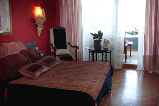 Gemütliches Schlafzimmer mit Einbauschrank
