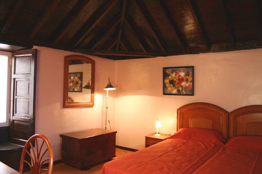 Geräumiges Gästezimmer mit stilvoller Holzbalkendecke