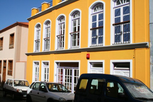 Repräsentative Fassade zur Fahrstraße