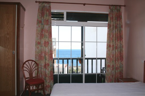 Hotelzimmer mit Meerblick und modernen Fenstern