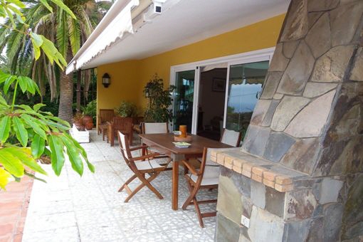 Große überdachte Terrasse mit Barbecue