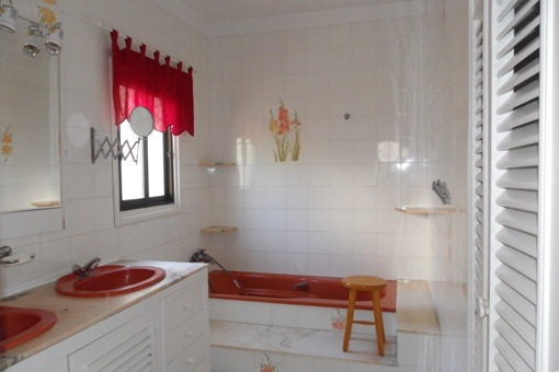 Geräumiges Badezimmer mit Badewanne