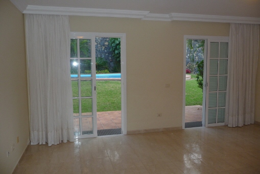 Grosszügiges Wohnzimmer mit Gartenterrasse