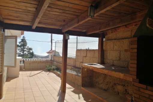 Überdachte Terrasse mit Außenküche