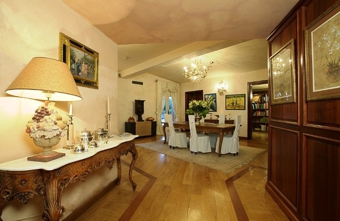 Blick auf Esszimmer und Bibliothek vom Eingang zum Salon