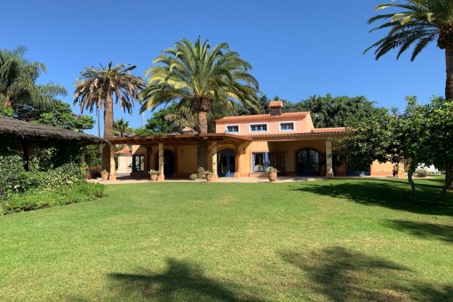 Einzigartige Luxusvilla mit großem Pool, ebenem Parkgarten und 2 Gästehäusern in Arona