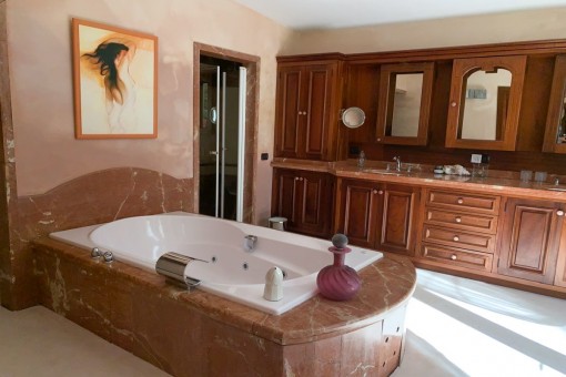 Geräumiges Badezimmer