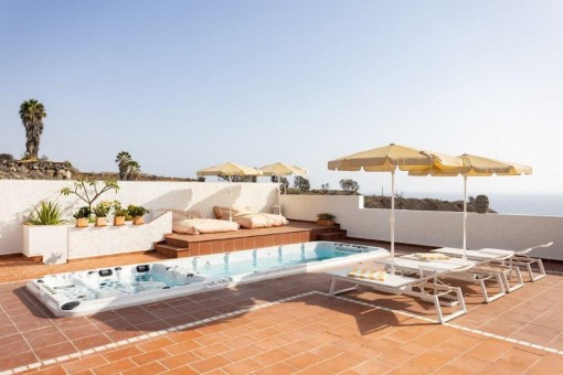 Terrasse und Poolbereich