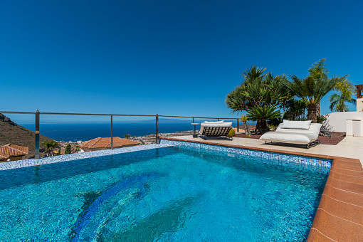 Pool mit Meerblick