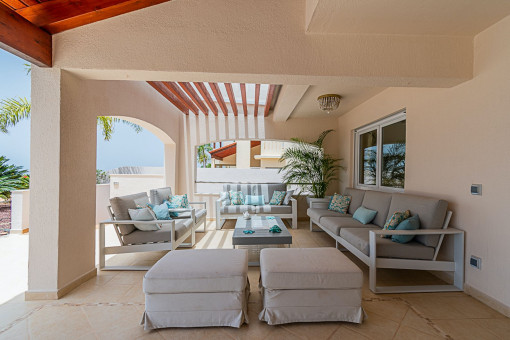 Überdachte Terrasse mit Loungebereich