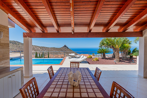 Überdachte Terrasse mit Weitblick