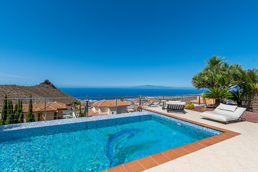Poolbereich mit Meerblick