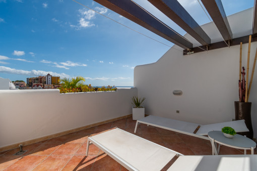 Terrasse mit Sonnenliegen