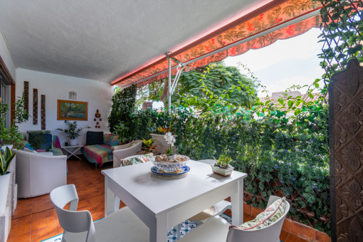 Schöne Wohnung mit zwei Schlafzimmern und großer Terrasse im Herzen von Los Cristianos.