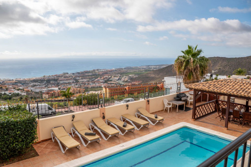 Elegante Villa mit fünf Schlafzimmern und Panoramablick auf das Meer in Roque del Conde, Costa Adeje